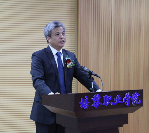 完美网页版院长，中国工合国际委员会法定代表人、副主席余临主持开班仪式.png